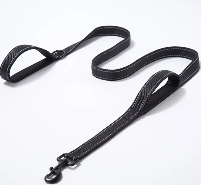 Wagivo reflective dog leash in black with 360 degree reflective stitching and padded neoprene handle
