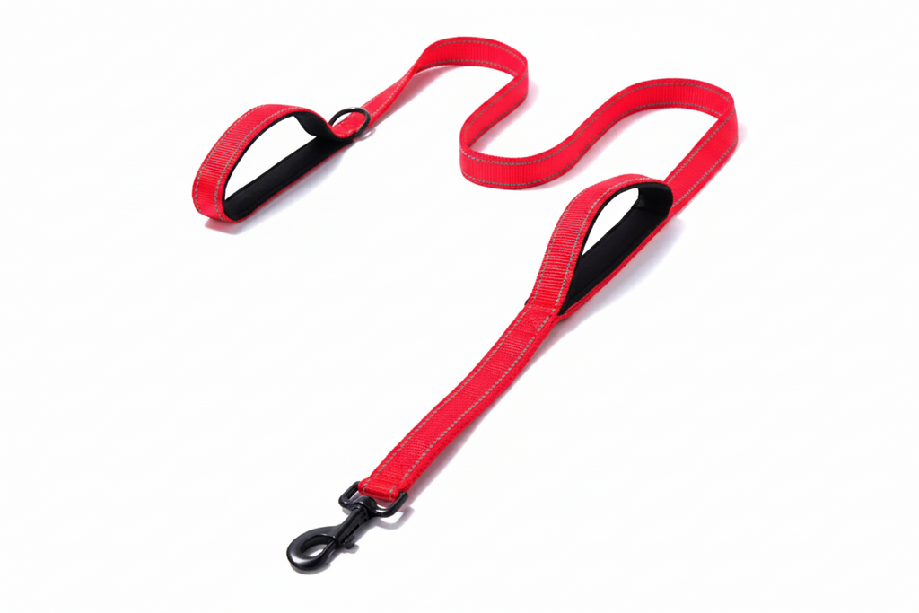 Wagivo dog leash close-up of heavy-duty zinc alloy swivel clip for harness D-ring attachment